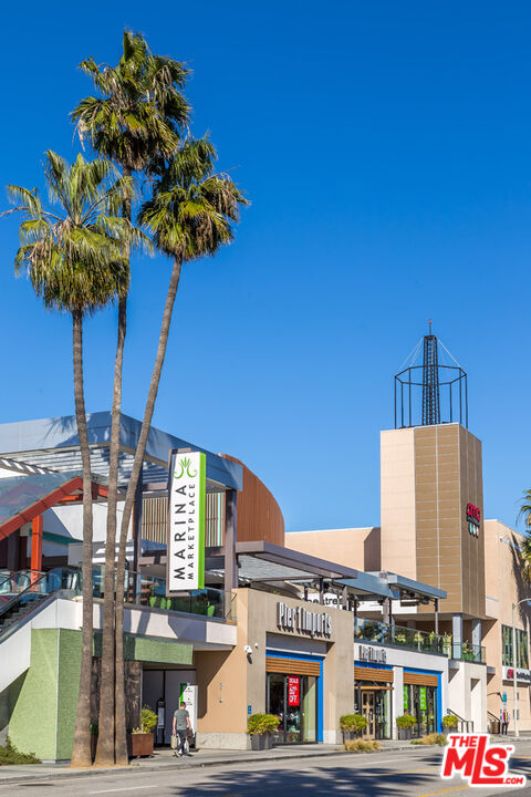 4351 Alla Road, Unit 8 Marina del Rey, CA 90292 - Photo 26 of 31 a vase of flowers sitting on a table