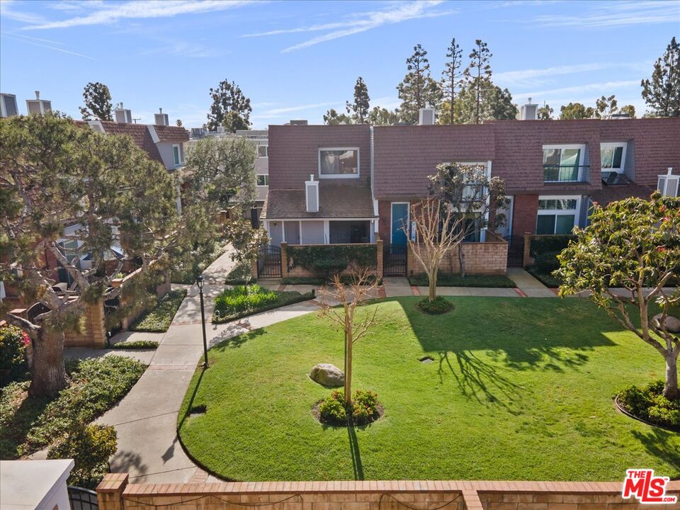 4351 Alla Road, Unit 8 Marina del Rey, CA 90292 - Photo 6 of 31 a view of a swimming pool