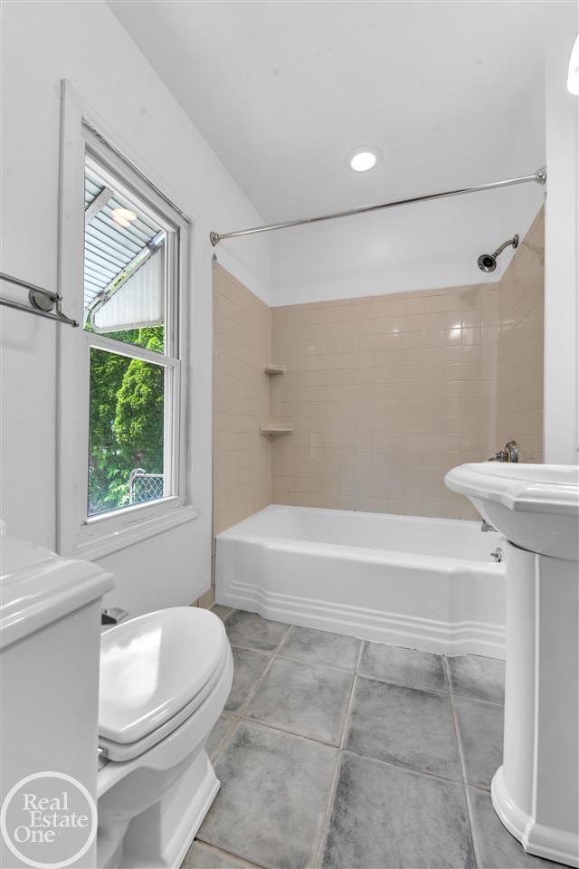 2051 Roslyn Road Grosse Pointe, MI 48236 - Photo 11 of 25 50078870-10.JPG