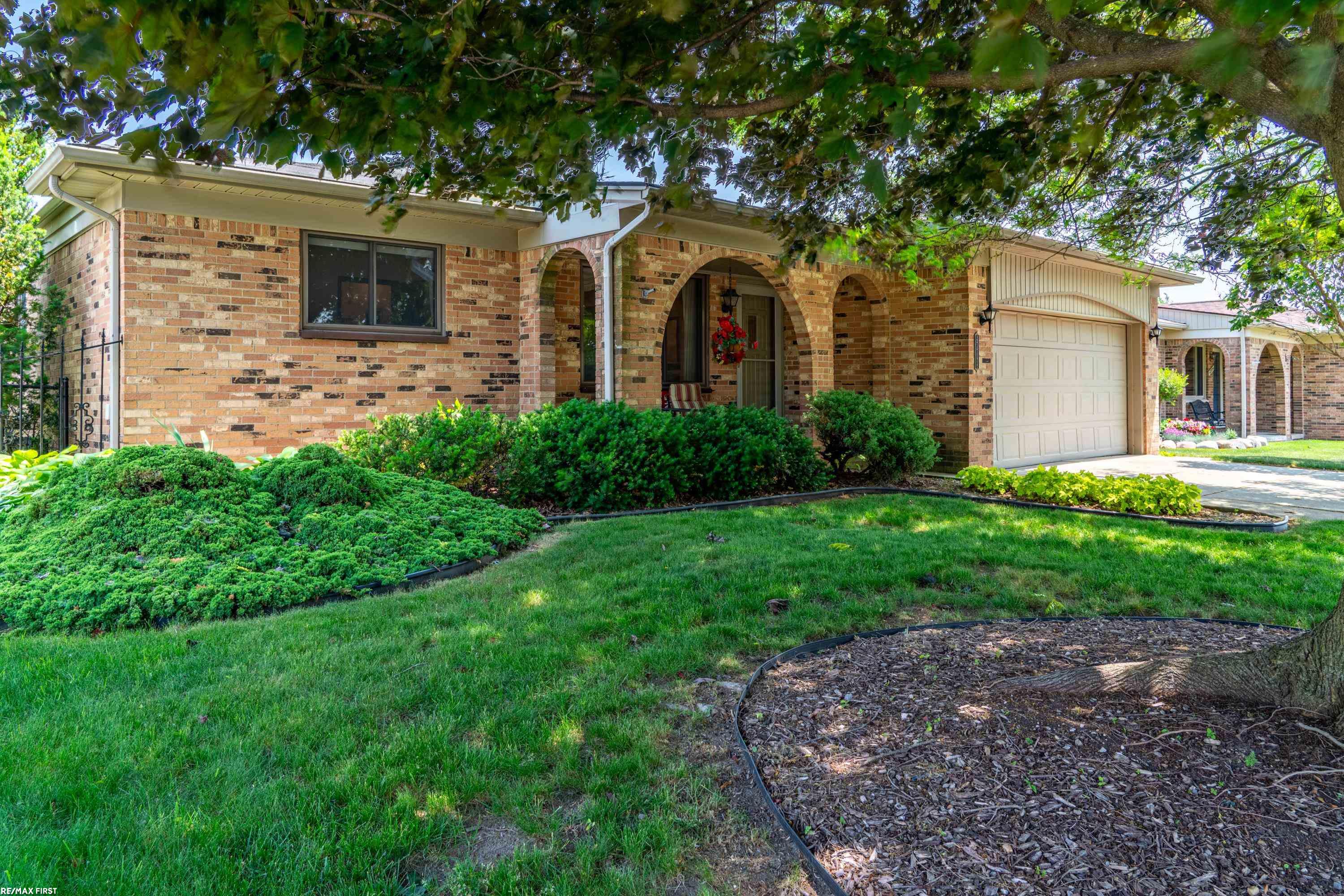 47798 Chrys Road Macomb, MI 48044 - Photo 3 of 41 50178056-e9eed7aa-131c-483f-bff6-93ba94cc4e0c.JPG