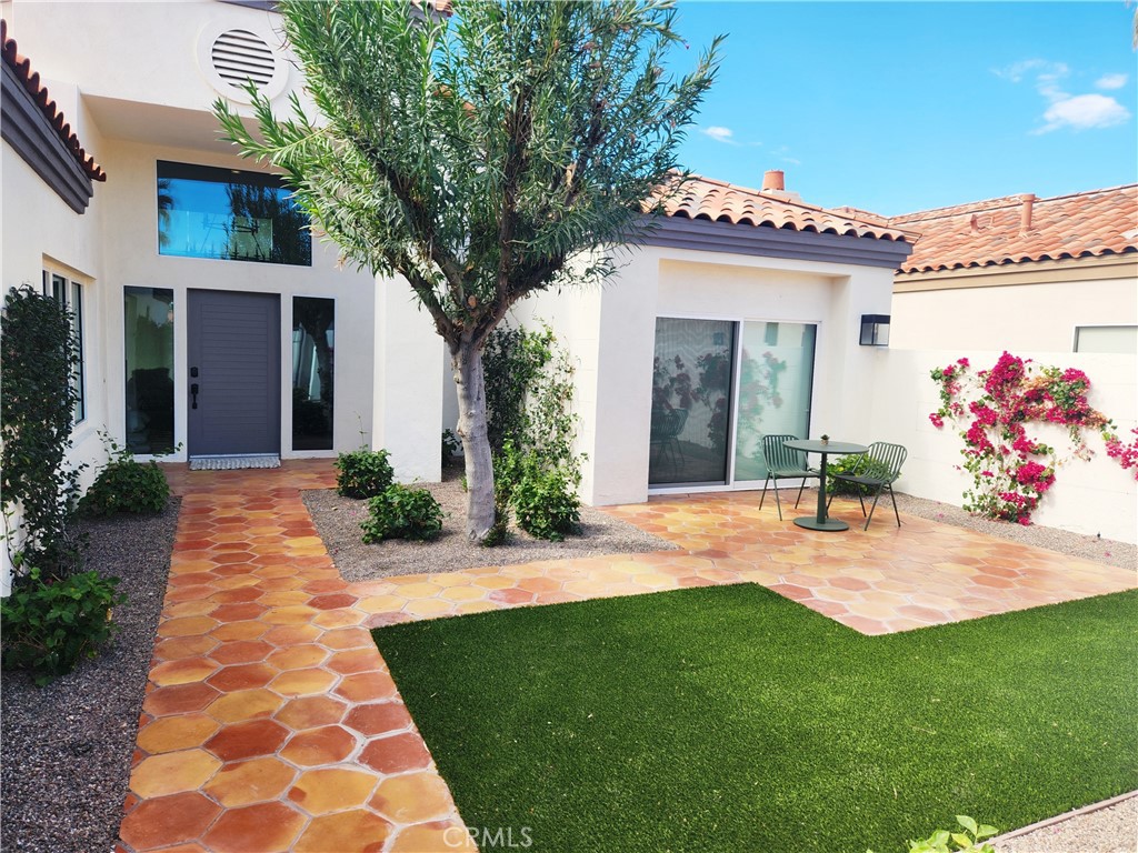 56989 Merion La Quinta, CA 92253 - Photo 4 of 37 a front view of house with yard