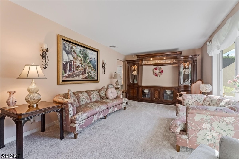 8 Alyson Drive Fairfield, NJ 07004 - Photo 4 of 34