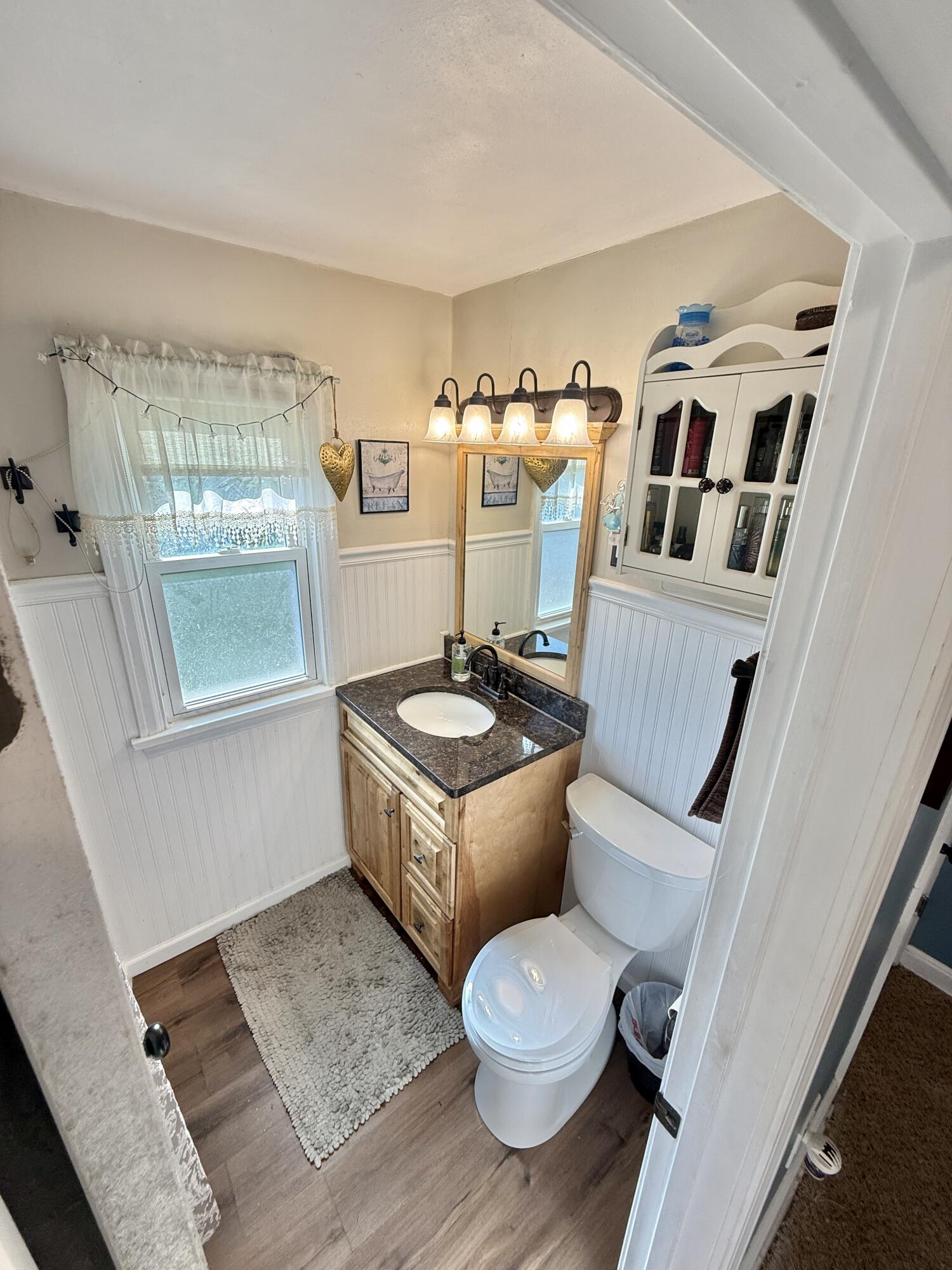 4009 South 5th Street Milwaukee, WI 53207 - Photo 8 of 23 Full Bathroom