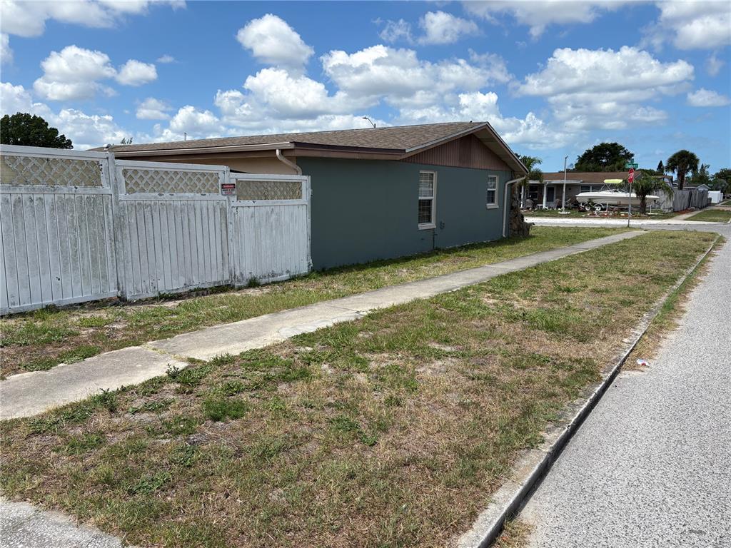 4934 Daphne Street New Port Richey, FL 34652 - Photo 3 of 28