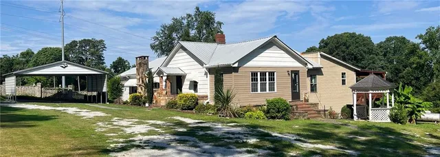 a view of a house with backyard