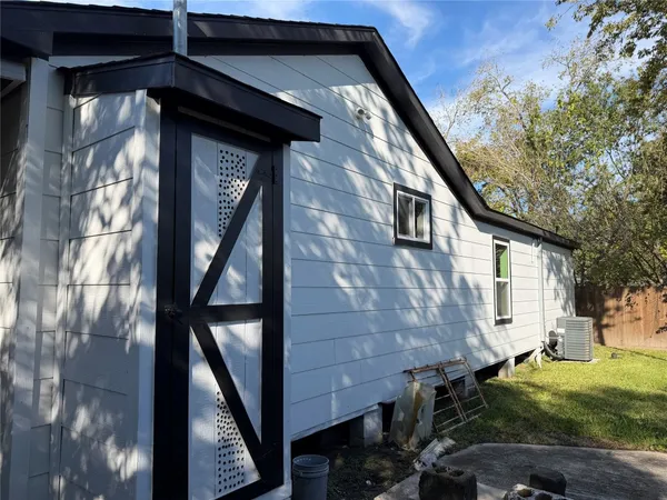 $2,000 | 8922 Allwood Street, Houston, TX 77016