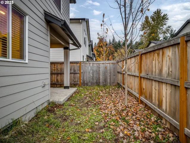 a view of a pathway of a house with wooden fence