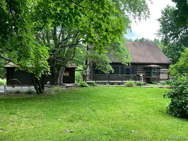 $375,000 | 882 Plant School Avenue, Greenville, IL 62246