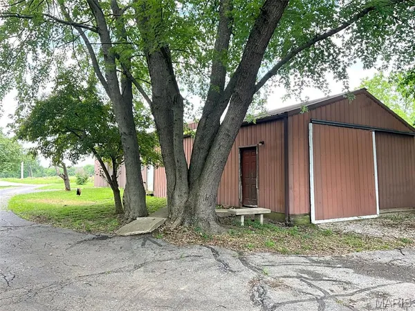 $375,000 | 882 Plant School Avenue, Greenville, IL 62246