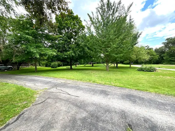 $375,000 | 882 Plant School Avenue, Greenville, IL 62246