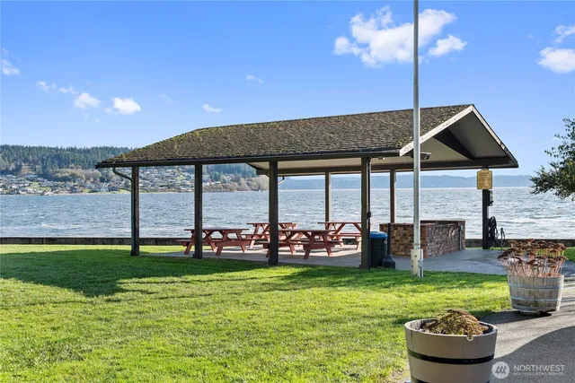 a view of a tennis court