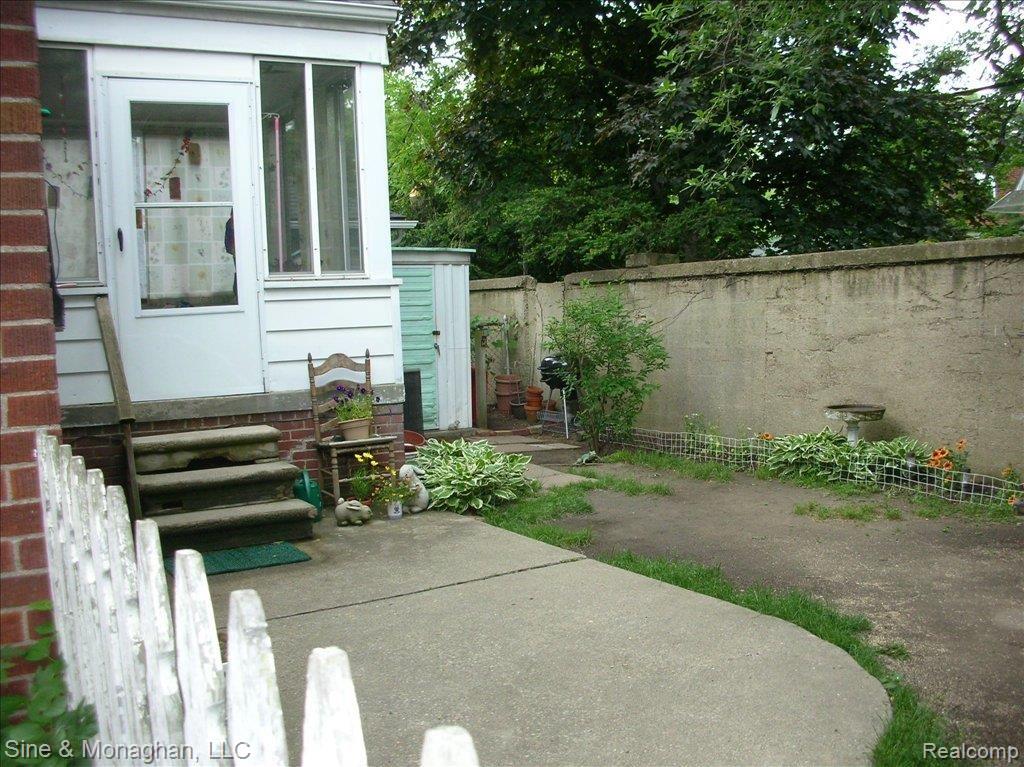 140 Mapleton Road Grosse Pointe, MI 48236 - Photo 11 of 11 Back yard