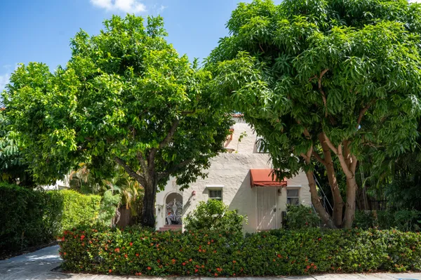 $6,000,000 | 219 Seminole Avenue, Palm Beach, FL 33480