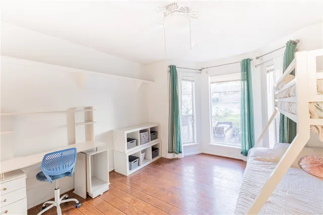a view of livingroom with furniture and entryway