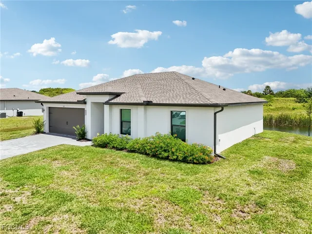 a view of a house with backyard and garden