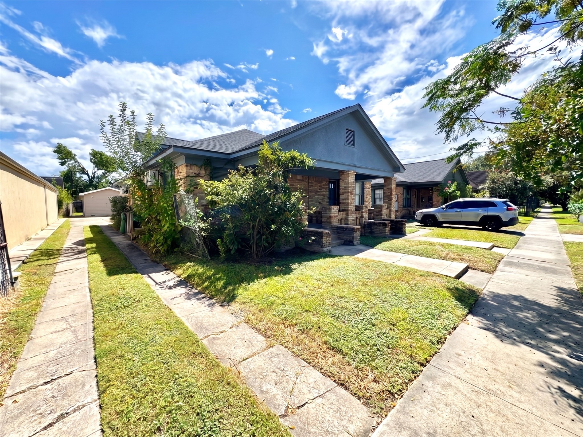 7 Hunt Street Houston, TX 77003 - Photo 2 of 22 a view of a house with swimming pool and sitting area