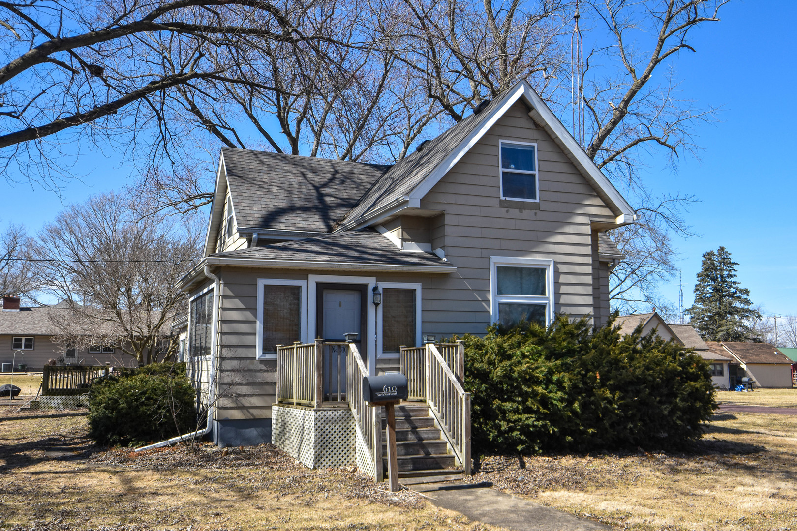 610 North Main Street Le Roy, IL 61752 - Photo 3 of 22 a front view of a house with garden