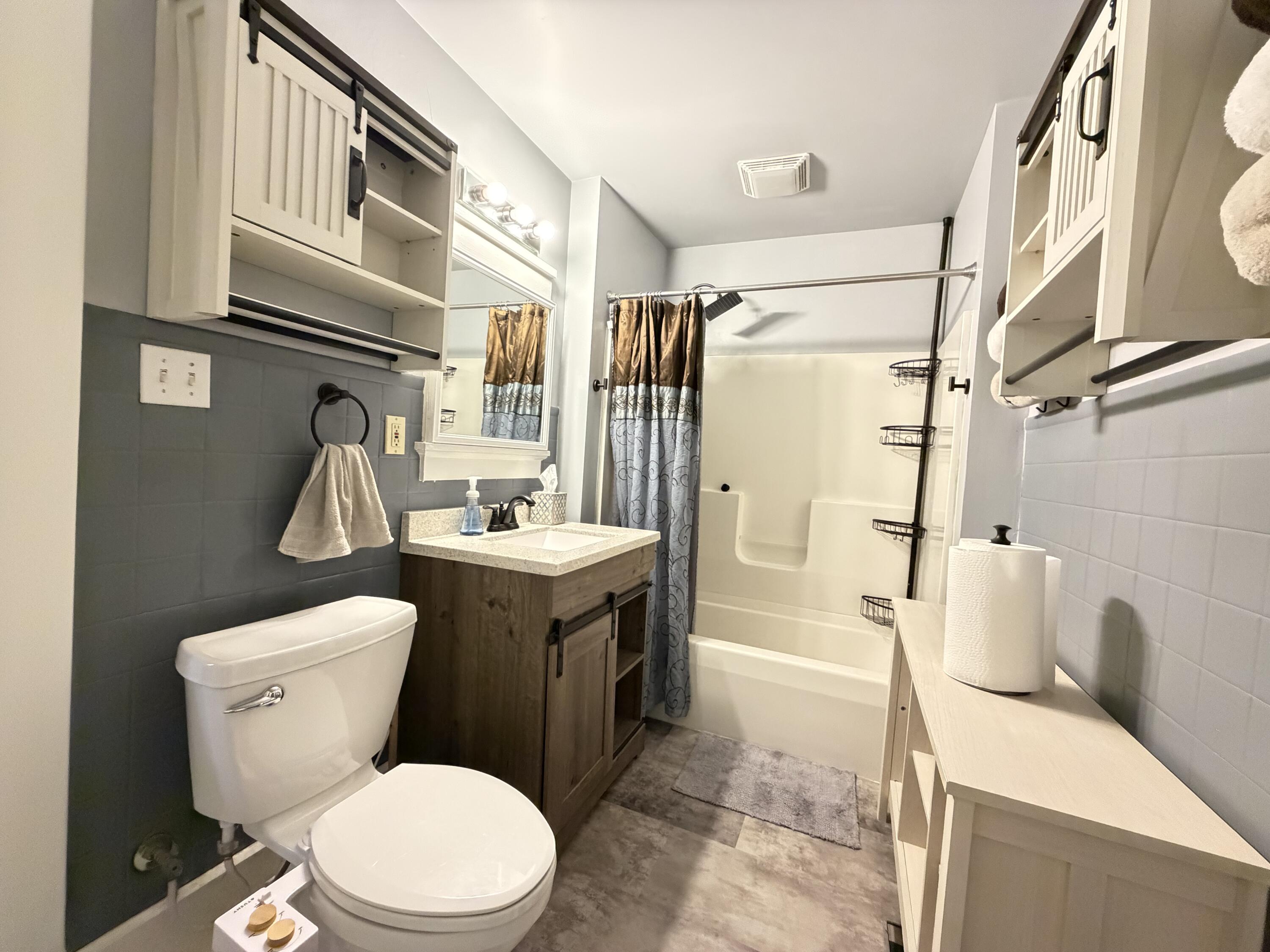 3824 Lindermann Avenue Racine, WI 53405 - Photo 5 of 22 Full bath on Main