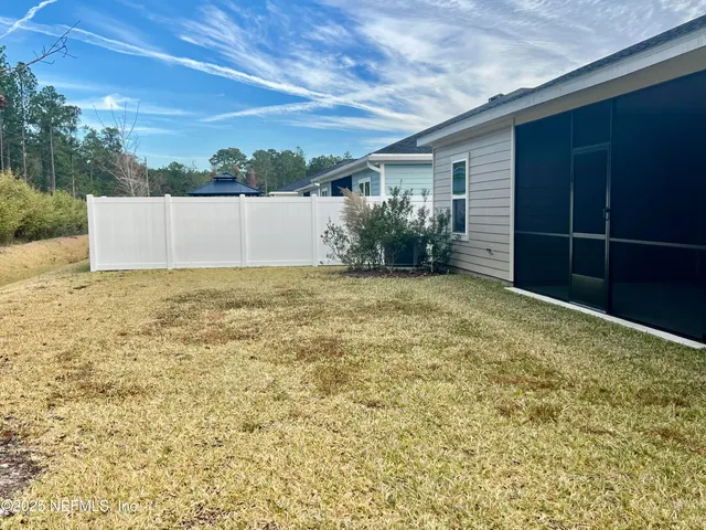a view of a backyard