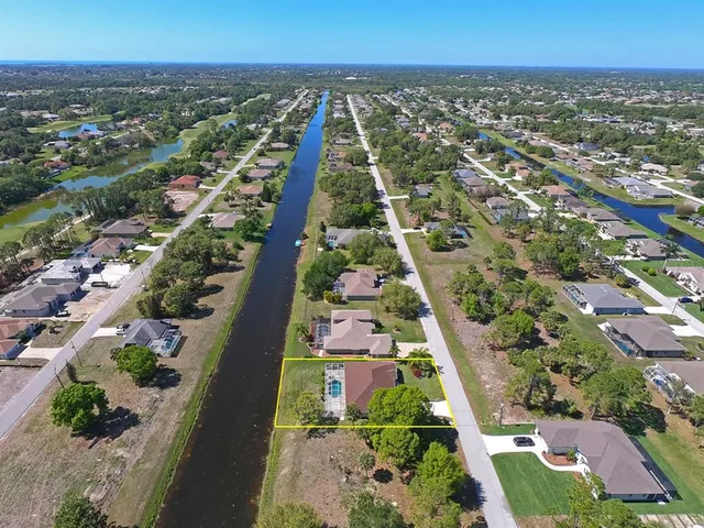 a view of a backyard with outer view