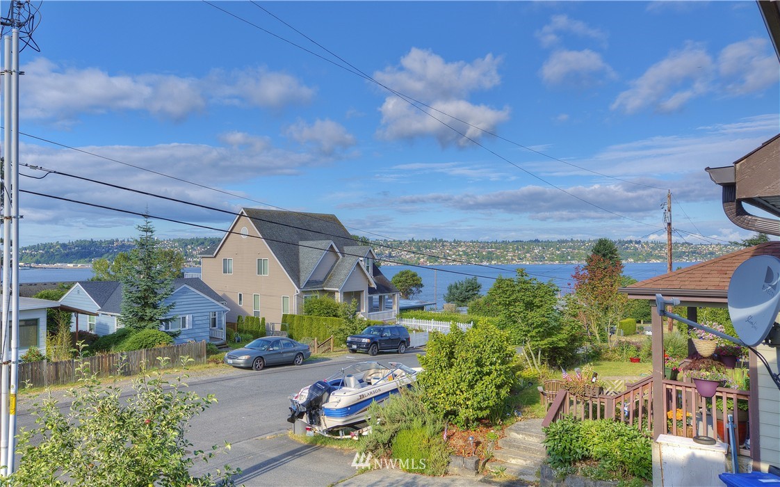 1004 North 28th Place Renton, WA 98056 - Photo 2 of 25