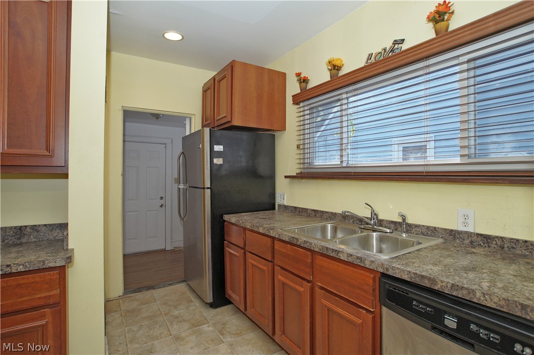 16312 Helmsdale Road Cleveland, OH 44112 - Photo 9 of 28
