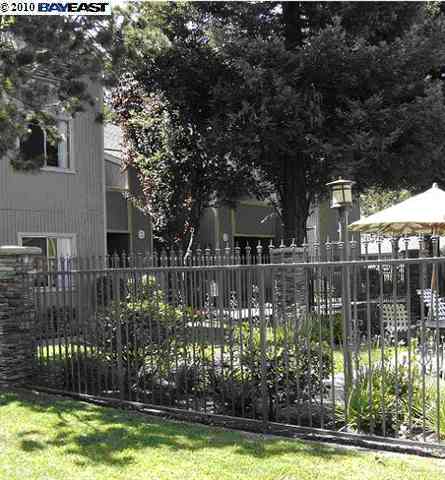 a view of a fountain in front of house
