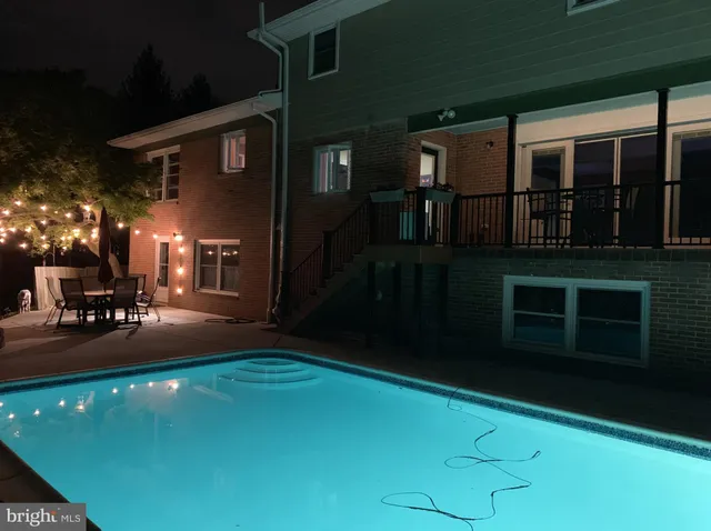 a view of a house with backyard