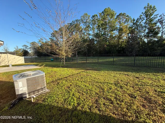 a view of a backyard