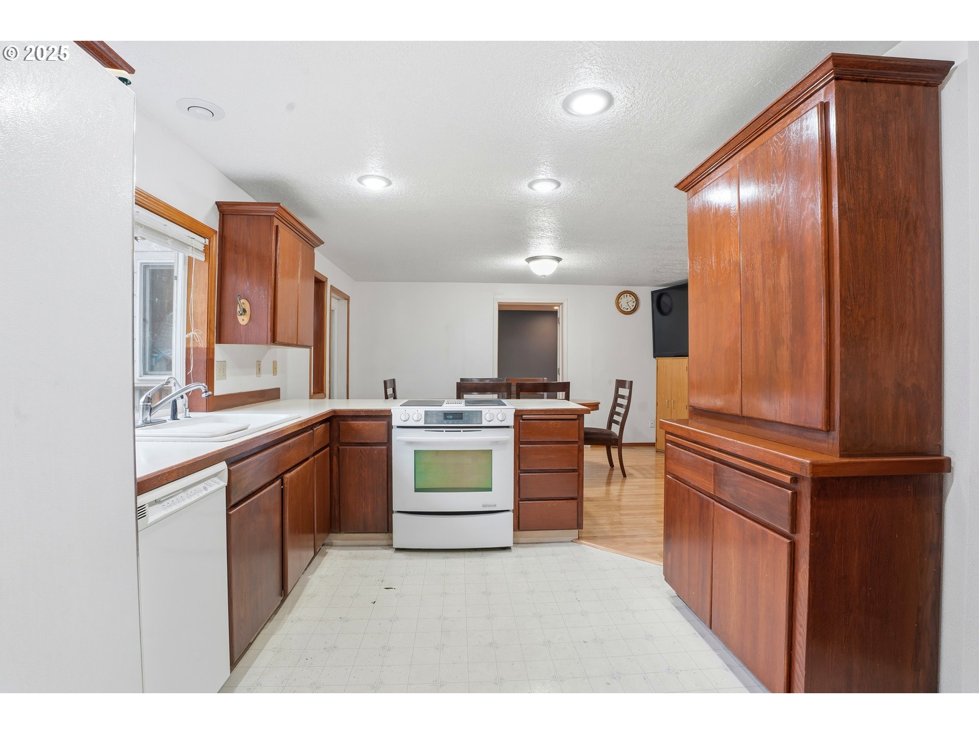 4724 Southeast Powell Valley Road Gresham, OR 97080 - Photo 7 of 28 a kitchen with cabinets and chairs