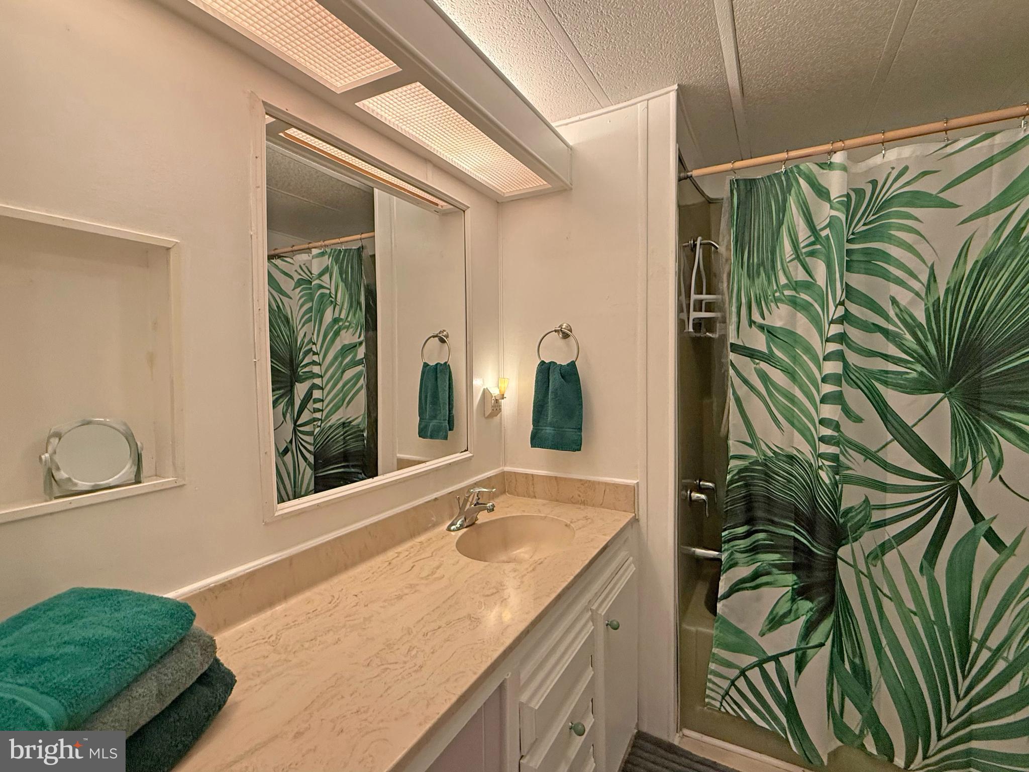 19666 Princess Street, Unit 131 Rehoboth Beach, DE 19971 - Photo 21 of 35 Second Full Bath with Tub/Shower