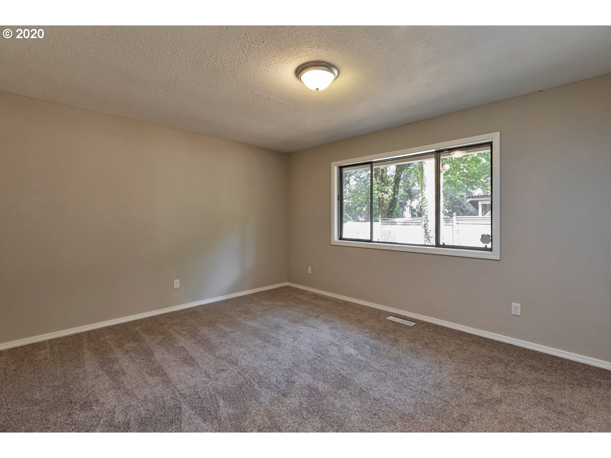 9722 Southwest Quail Post Road Portland, OR 97219 - Photo 11 of 24 Gallery Image 11