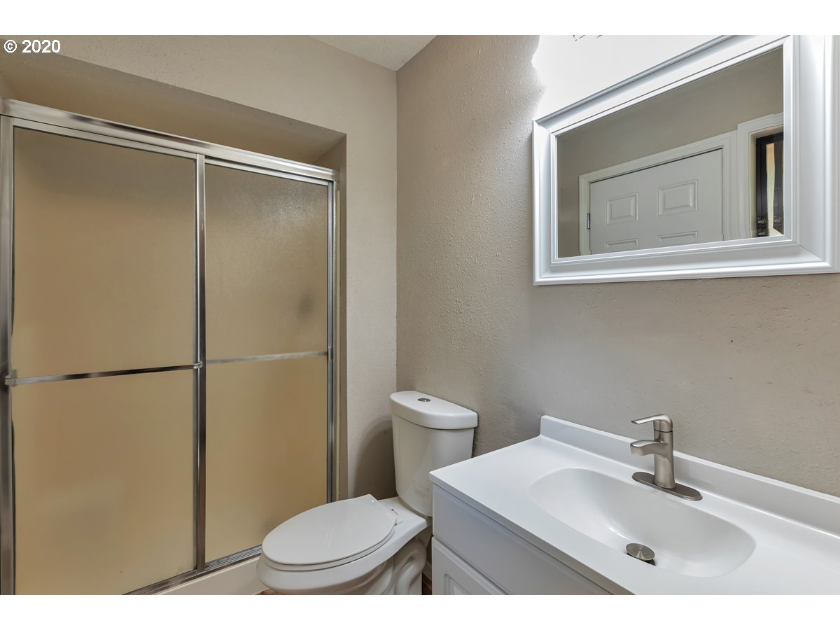 9722 Southwest Quail Post Road Portland, OR 97219 - Photo 12 of 24 Gallery Image 12