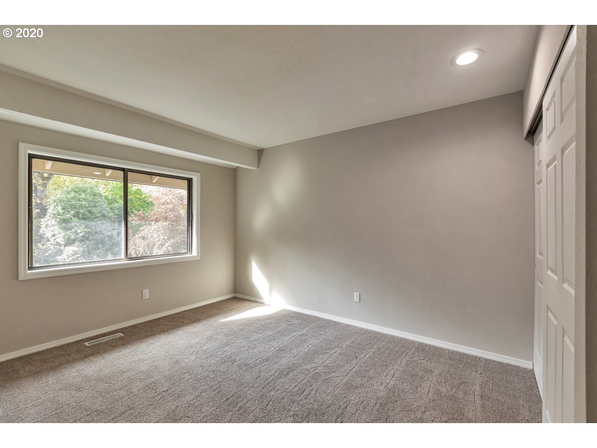 9722 Southwest Quail Post Road Portland, OR 97219 - Photo 13 of 24 Gallery Image 13