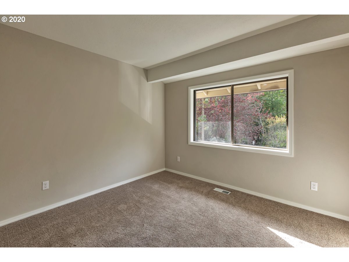 9722 Southwest Quail Post Road Portland, OR 97219 - Photo 14 of 24 Gallery Image 14