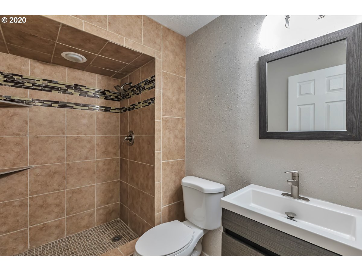 9722 Southwest Quail Post Road Portland, OR 97219 - Photo 23 of 24 Gallery Image 23