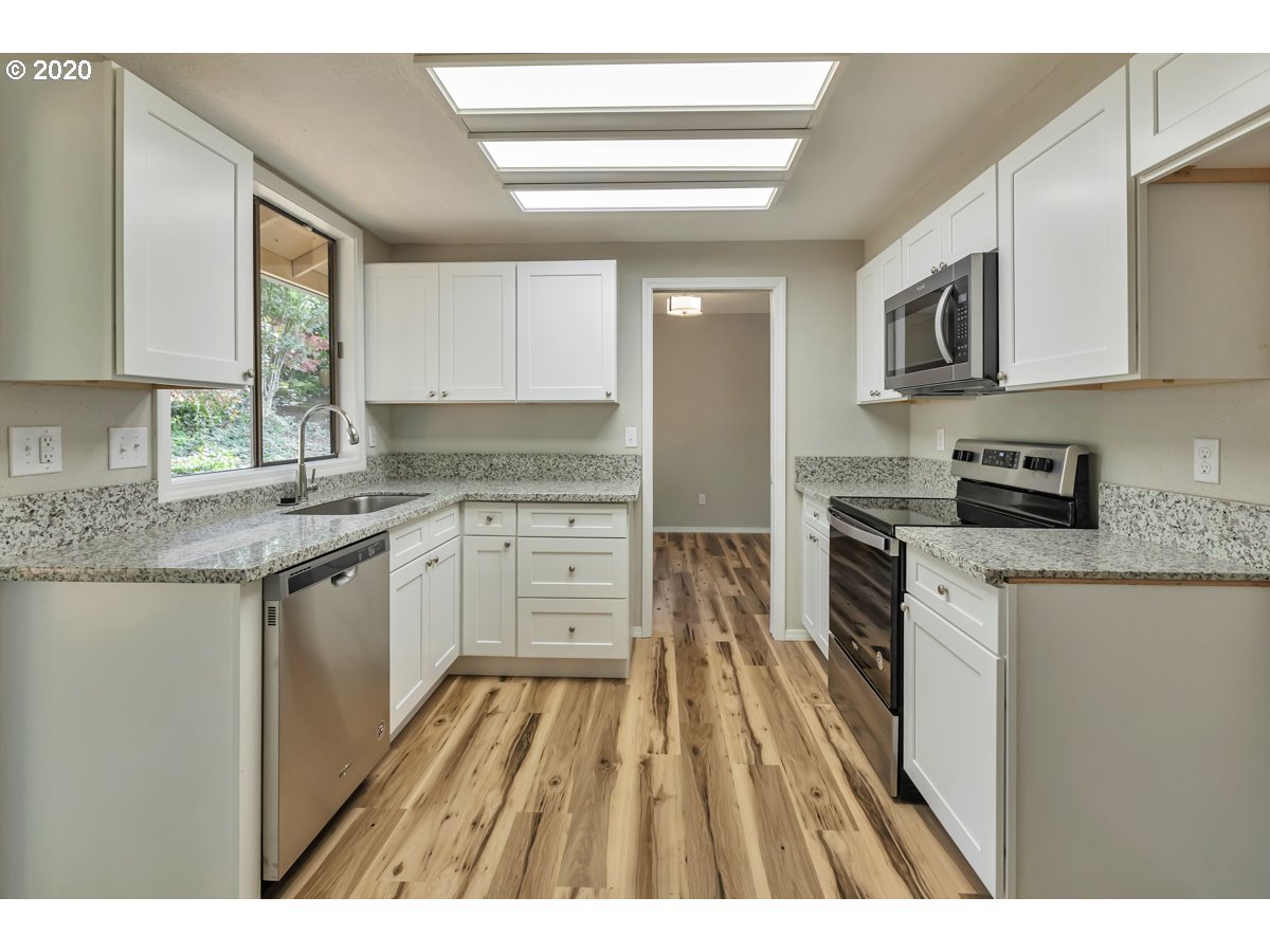 9722 Southwest Quail Post Road Portland, OR 97219 - Photo 6 of 24 Gallery Image 6