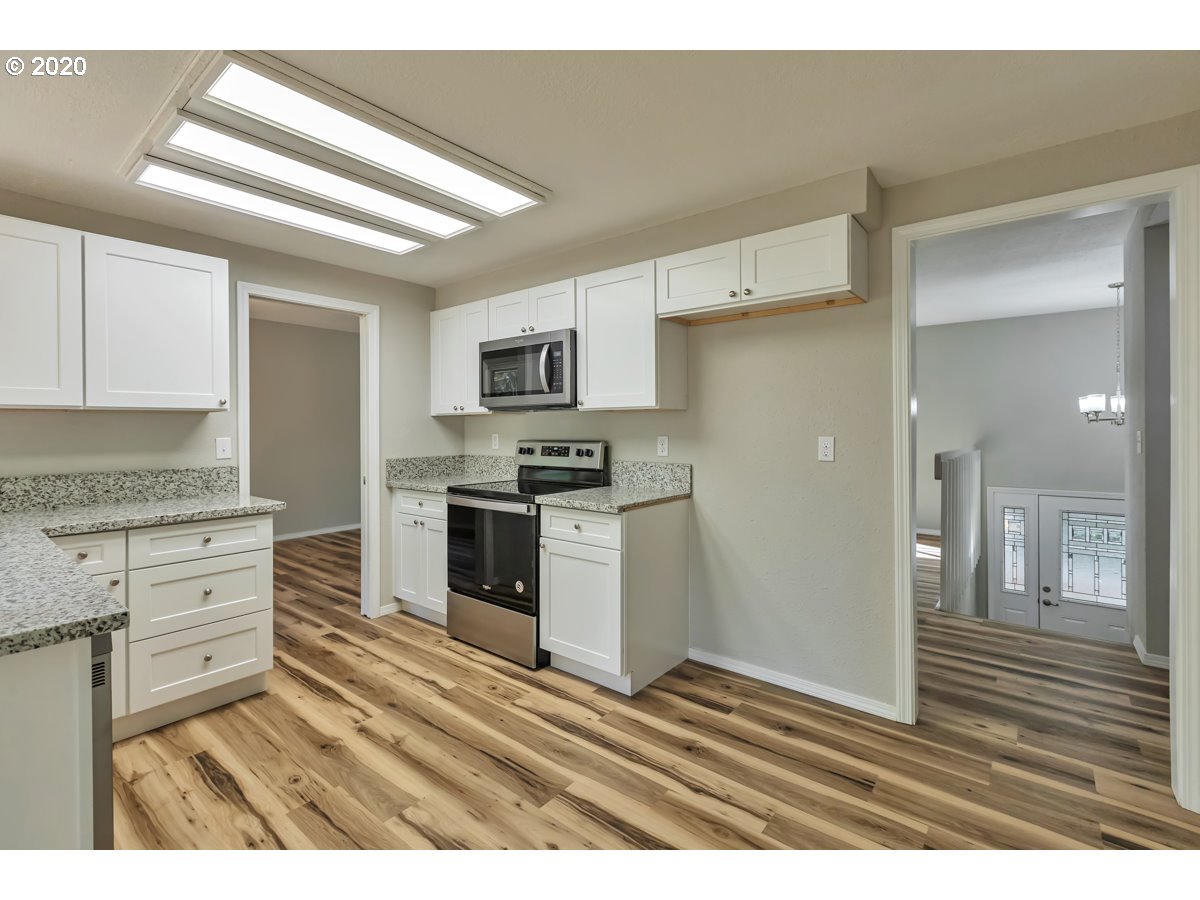 9722 Southwest Quail Post Road Portland, OR 97219 - Photo 7 of 24 Gallery Image 7