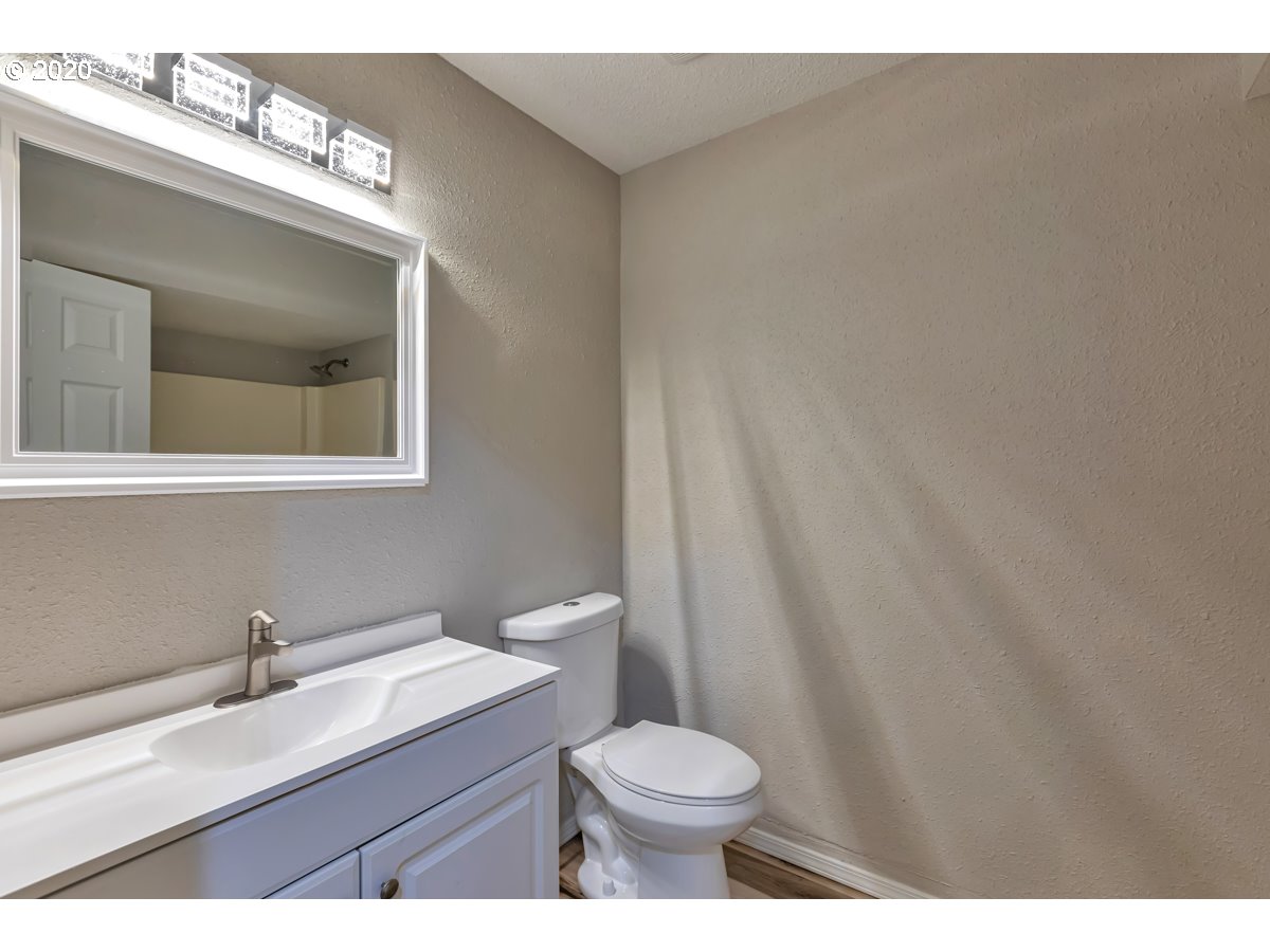 9722 Southwest Quail Post Road Portland, OR 97219 - Photo 9 of 24 Gallery Image 9