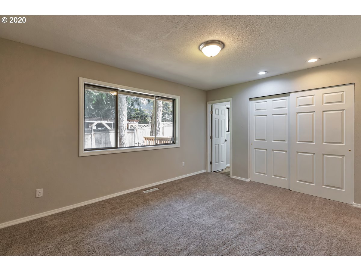 9722 Southwest Quail Post Road Portland, OR 97219 - Photo 10 of 24 Gallery Image 10