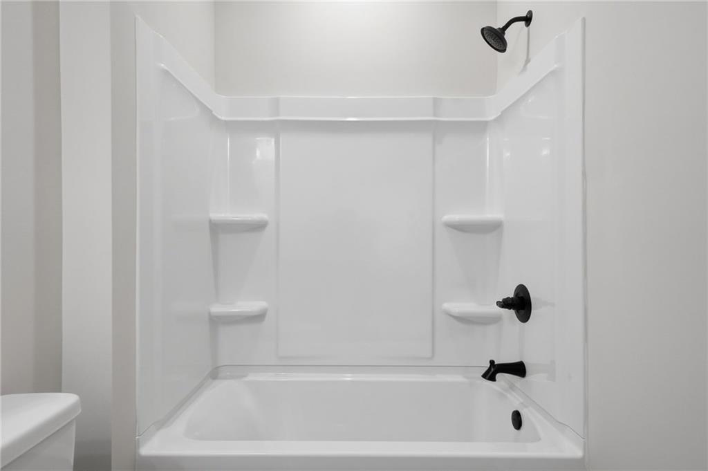 299 Summit View Lane, Unit 5 Jasper, GA 30143 - Photo 19 of 43 a bathroom with a bathtub
