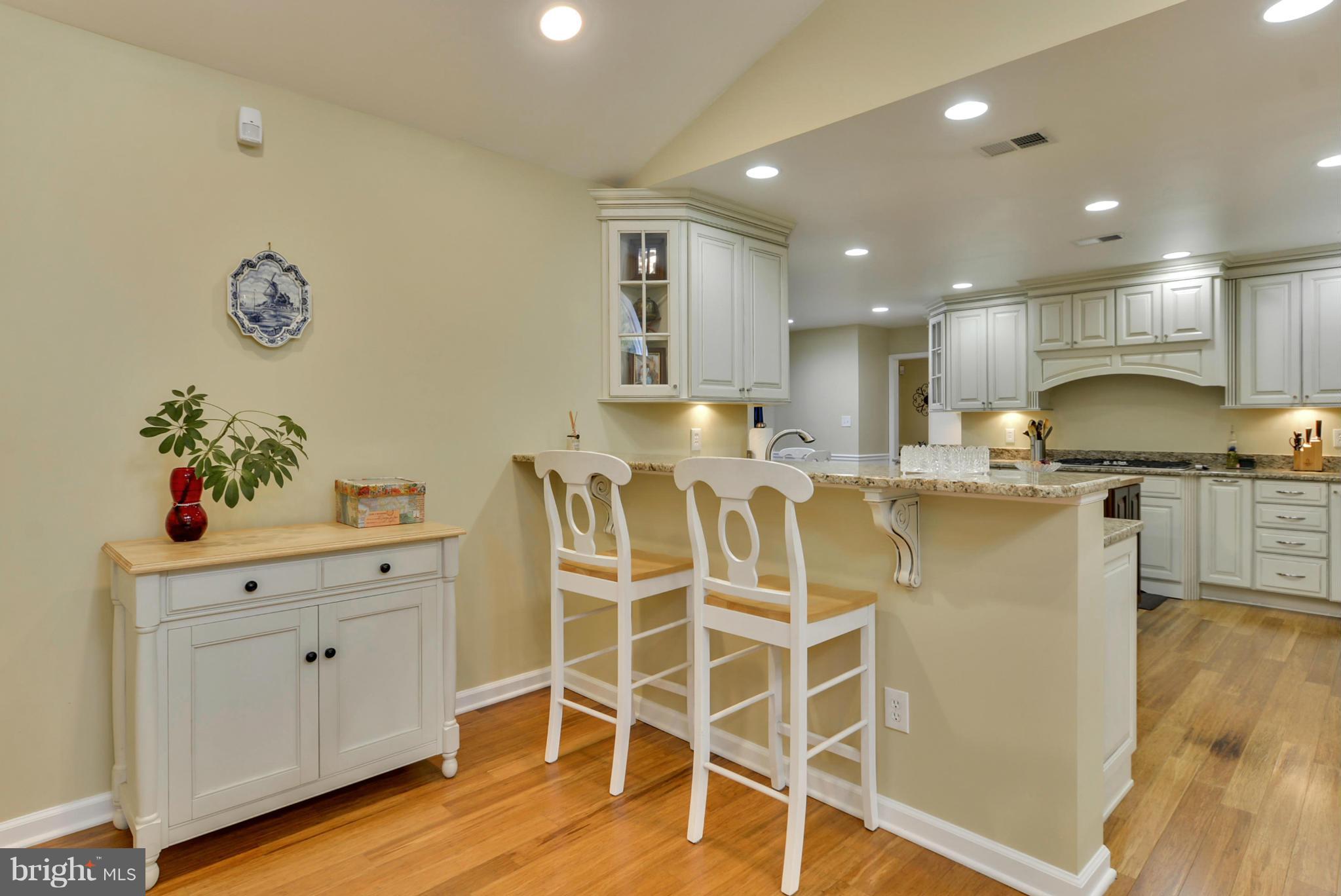 11924 Riders Lane Reston, VA 20191 - Photo 10 of 30 Breakfast bar