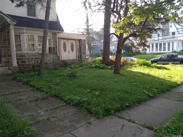 a view of a house with backyard and garden
