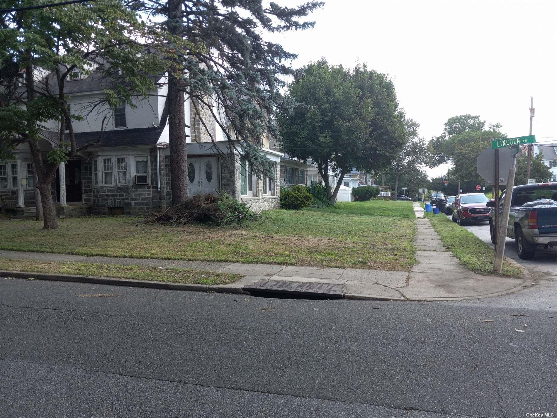 2007 Greenhill Road Lansdowne, PA 19050 - Photo 4 of 5 a house with a outdoor space