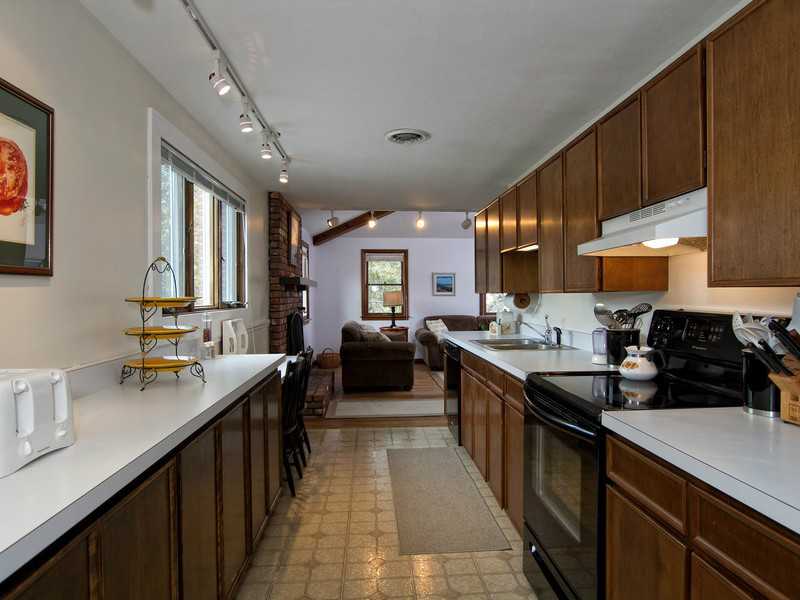 9 Chapman Road Westerly, RI 02891 - Photo 8 of 25 Kitchen.