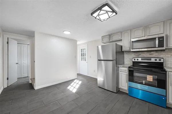 $2,000 | 18812 Carr Drive, Unit C, Lutz, FL 33559