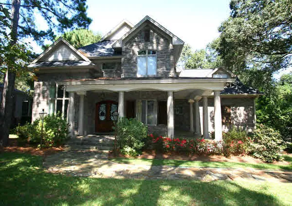 $2,600 | 7125 Sibley Street, Fairhope, AL 36532