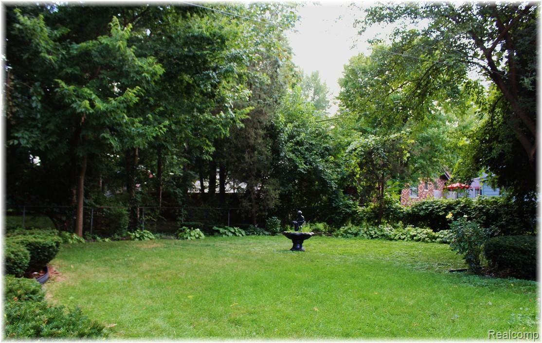 803 Pemberton Road Grosse Pointe, MI 48230 - Photo 43 of 55 yard.jpg