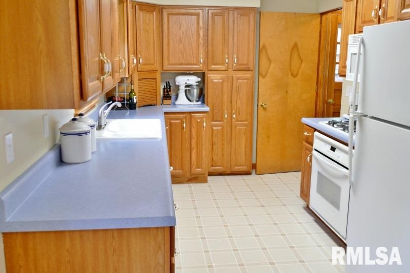 203 Locust Street Washington, IL 61571 - Photo 12 of 32 Gallery Image 12