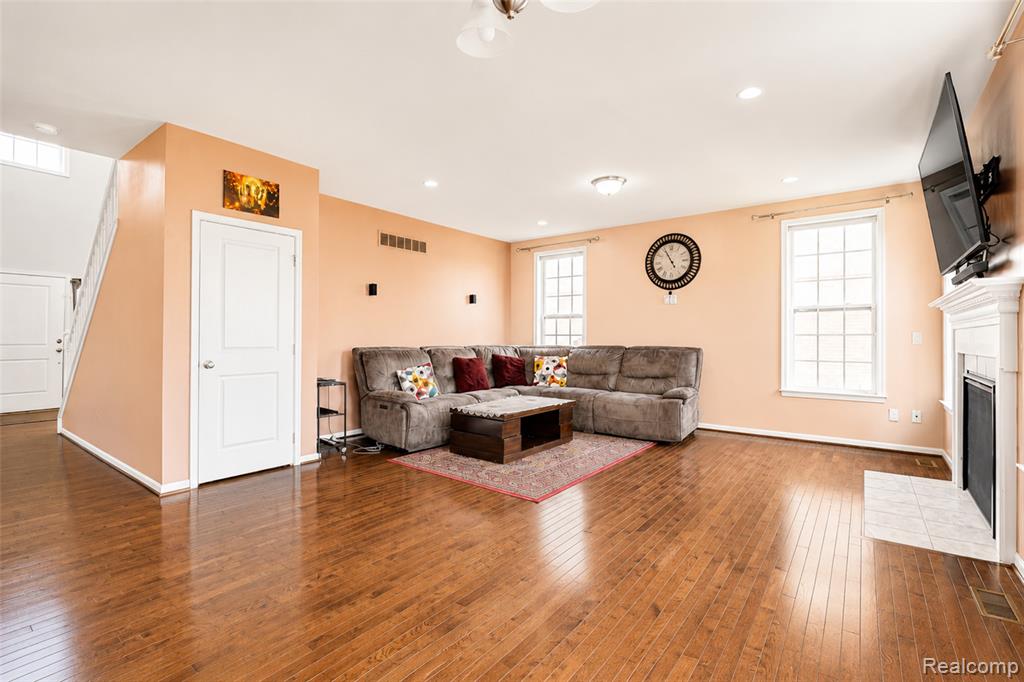 50873 North Scarborough Road Canton, MI 48188 - Photo 5 of 33